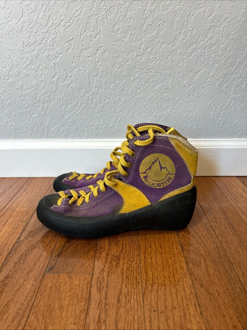 La Sportiva Rock Climbing Shoes 36.5 Women’s Size 5.5 Purple Yellow